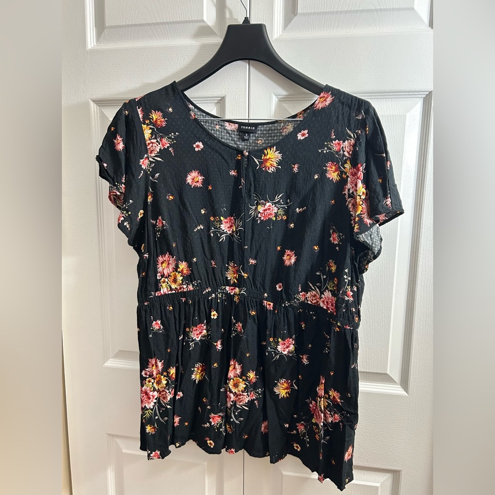 Torrid Black Floral Short Flutter Sleeve Button Keyhole Neckline Blouse